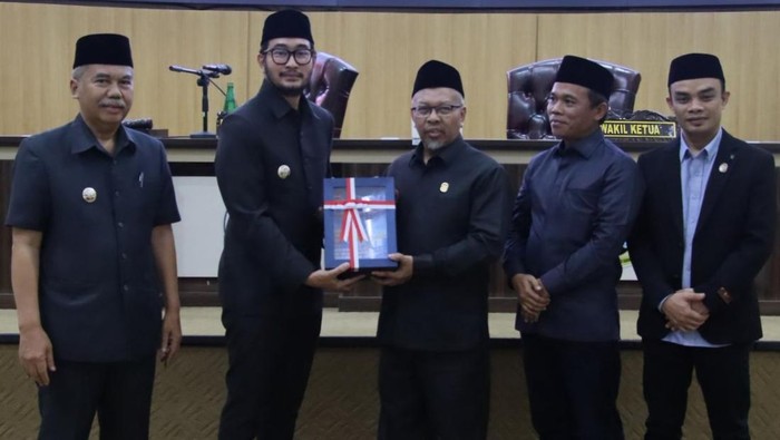Bupati Bandung Barat, Jeje Ritchie Ismail bersama Ketua DPRD KBB, M. Mahdi Usai Rapat Paripurna di DPRD KBB