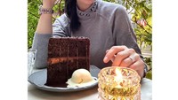Hal tersebut terlihat dari momen yang satu ini. Christy menikmati kue cokelat berukuran besar dengan paduan es krim vanilla.  Foto: Instagram/@christyjusung