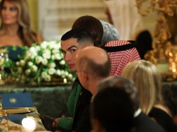 Cristiano Ronaldo jadi bintang tamu kehormatan dalam makan malam yang diselenggarakan Donald Trump di Gedung Putih, Rabu 19 November 2025. (Foto: REUTERS/Tom Brenner)