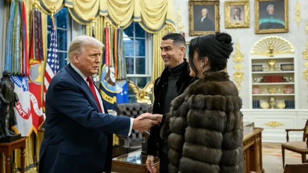 Glamournya Georgina Rodriguez Saat Ronaldo Bertemu Trump, Cincin Bikin Salfok