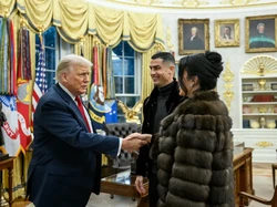 Glamournya Georgina Rodriguez Saat Ronaldo Bertemu Trump, Cincin Bikin Salfok