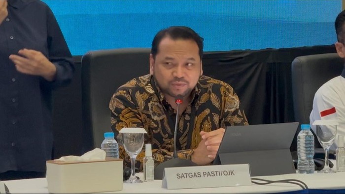 Deputi Direktur Departemen Pelindungan Konsumen OJK, Dahnial Apriyadi, di Bareskrim Polri, Jakarta Selatan, Kamis (20/11/2025).