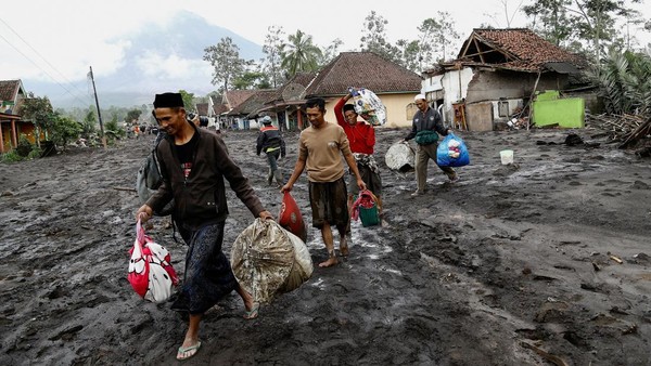 Dampak Erupsi Semeru, Warga Berbondong Mencari Tempat Aman