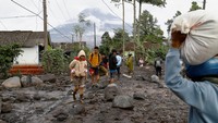 BNPB mencatat ratusan orang telah dipindahkan dari desa-desa terdampak, sementara pendataan terus berlangsung seiring kondisi yang berubah. REUTERS/Dipta Wahyu  