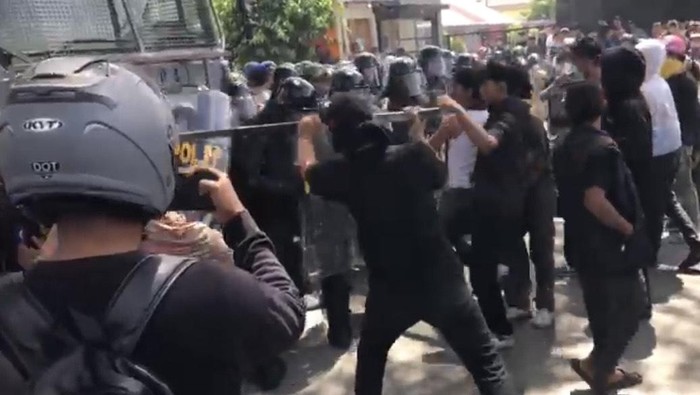 Demo tolak konstatering di Kendari berakhir ricuh.