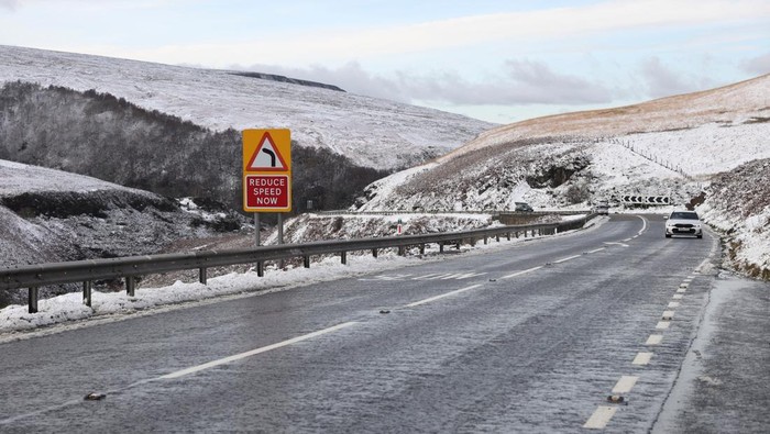 Cars drive through snow near Penistone, as freezing conditions grip Northern England during a cold snap, Britain, November 19, 2025. REUTERS/Temilade Adelaja