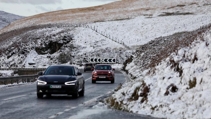 Cars drive through snow near Penistone, as freezing conditions grip Northern England during a cold snap, Britain, November 19, 2025. REUTERS/Temilade Adelaja