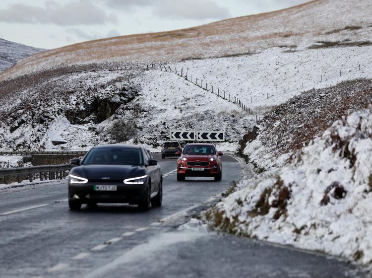 Dingin Menggigit! Salju Perdana Turun di Inggris