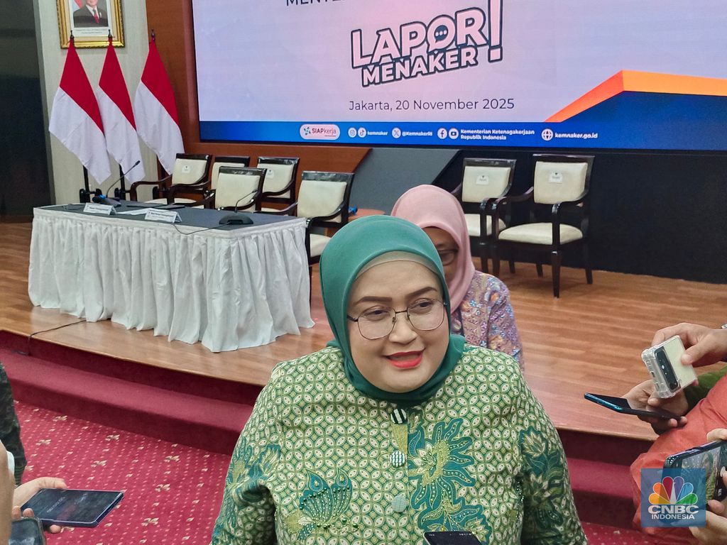 Direktur Jenderal Pembinaan Hubungan Industrial dan Jamsos Kemnaker, Indah Anggoro Putri saat ditemui usai konferensi pers di kantor Kemnaker, Jakarta, Kamis (20/11/2025). (CNBC Indonesia/Martyasari Rizky)