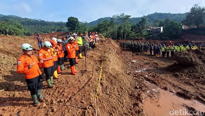 Tim SAR gabungan bersama keluarga korban menggelar doa bersama dalam operasi pencarian hari kedelapan peristiwa tanah longsor di Desa Cibeunying, Kecamatan Majenang, Kabupaten Cilacap, Kamis (20/11/2025).