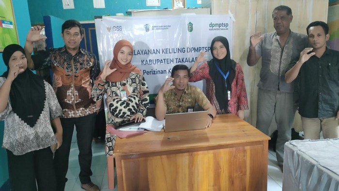 DPMPTSP Takalar melakukan layanan jemput bola untuk pengurusan izin usaha Kopdes Merah Putih.