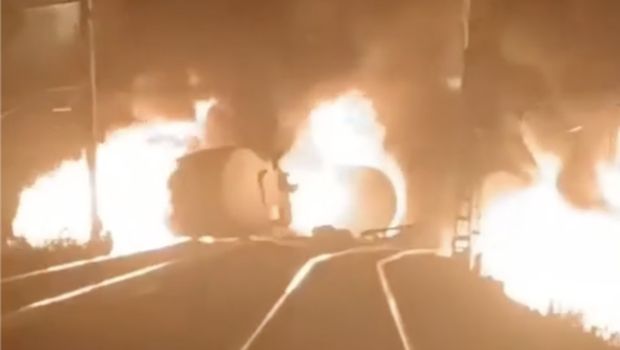 Dua truk tangki bahan bakar terbalik dan terbakar di jalur kereta api di sepanjang perbatasan Wilayah Perm Rusia dan Wilayah Sverdlovsk pada Rabu (19/11/2025). (Tangkapan Layar Video instagram/p.k.81)