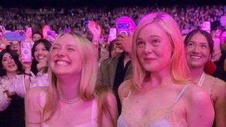 Gaya Elle dan Dakota Fanning Pakai Lingerie Dress di Konser Sabrina Carpenter