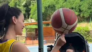 Erika Carlina tampil sporty banget sambil muter bola basket di depan Baby Andrew yang duduk anteng di stroller. Foto: Instagram Erika Carlina