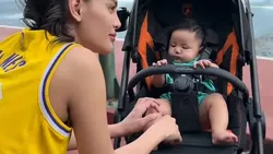 Sporty Mom! Gaya Erika Carlina Main Basket Ditemani Baby Andrew