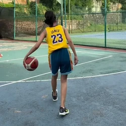 Sporty Mom! Gaya Erika Carlina Main Basket Ditemani Baby Andrew