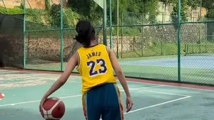Dengan jersey kuning dan rambut ponytail, penampilan Erika makin fresh dan energik di lapangan. Foto: Instagram Erika Carlina
