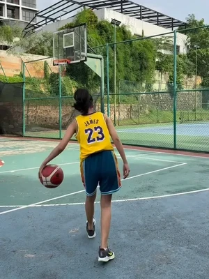 Sporty Mom! Gaya Erika Carlina Main Basket Ditemani Baby Andrew