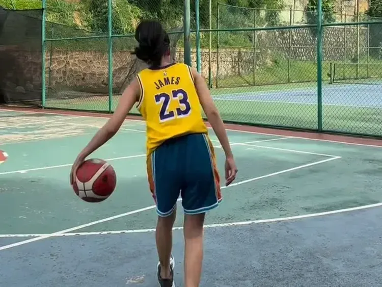 Sporty Mom! Gaya Erika Carlina Main Basket Ditemani Baby Andrew
