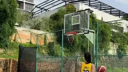 Sporty Mom! Gaya Erika Carlina Main Basket Ditemani Baby Andrew