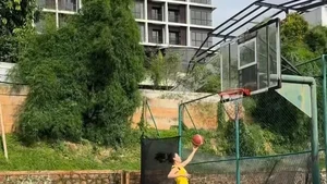 Lompatan Erika saat menembak bola bikin suasana lapangan langsung berasa kayak pertandingan beneran. Foto: Instagram Erika Carlina