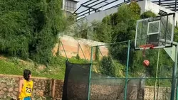 Sporty Mom! Gaya Erika Carlina Main Basket Ditemani Baby Andrew