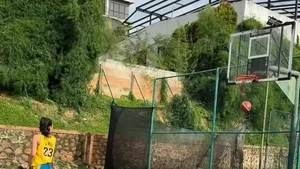 Erika memamerkan trick shot membelakangi ring sebagai bukti skill basketnya gak main-main. Foto: Instagram Erika Carlina