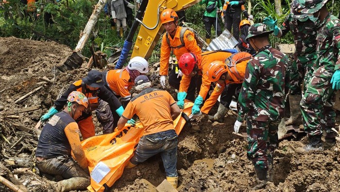 Evakuasi korban longsor Duaung Situkung, Desa Pandanarum, Kecamatan Pandanarum, Kbupaten Banjarnegara, Kamis (20/11/2025).