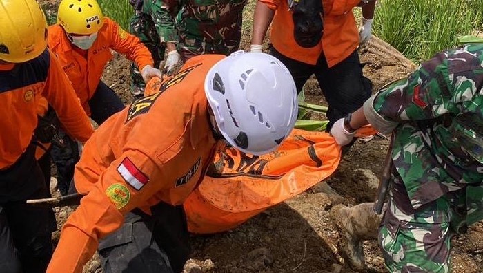Evakuasi korban longsor Duaung Situkung, Desa Pandanarum, Kecamatan Pandanarum, Kbupaten Banjarnegara, Kamis (20/11/2025).