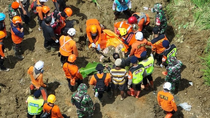 Evakuasi korban longsor Duaung Situkung, Desa Pandanarum, Kecamatan Pandanarum, Kbupaten Banjarnegara, Kamis (20/11/2025).