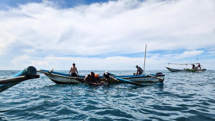 Evakuasi korban tersambar petir di Tasikmalaya.
