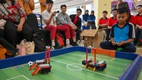 Sejumlah pelajar mengikuti kompetisi permainan robot pada Festival Robotika di Palu, Sulawesi Tengah, Kamis (20/11/2025). ANTARA FOTO/BASRI MARZUKI