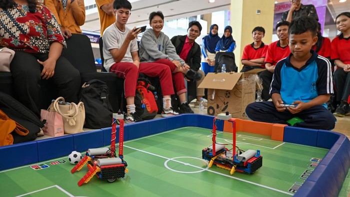 Sejumlah pelajar mengikuti kompetisi permainan robot pada Festival Robotika di Palu, Sulawesi Tengah, Kamis (20/11/2025). Festival yang diselenggarakan Racer Robotic Indonesia Timur itu diikuti ratusan pelajar dan mahasiswa yang dimaksudkan untuk mengenalkan teknik dan menguji kemampuan perancangan robot di kalangan generasi muda. ANTARA FOTO/Basri Marzuki