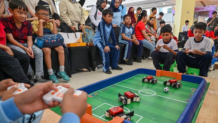 Sejumlah pelajar mengikuti kompetisi permainan robot pada Festival Robotika di Palu, Sulawesi Tengah, Kamis (20/11/2025). Festival yang diselenggarakan Racer Robotic Indonesia Timur itu diikuti ratusan pelajar dan mahasiswa yang dimaksudkan untuk mengenalkan teknik dan menguji kemampuan perancangan robot di kalangan generasi muda. ANTARA FOTO/Basri Marzuki