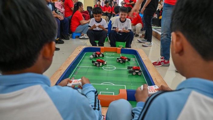 Sejumlah pelajar mengikuti kompetisi permainan robot pada Festival Robotika di Palu, Sulawesi Tengah, Kamis (20/11/2025). Festival yang diselenggarakan Racer Robotic Indonesia Timur itu diikuti ratusan pelajar dan mahasiswa yang dimaksudkan untuk mengenalkan teknik dan menguji kemampuan perancangan robot di kalangan generasi muda. ANTARA FOTO/Basri Marzuki