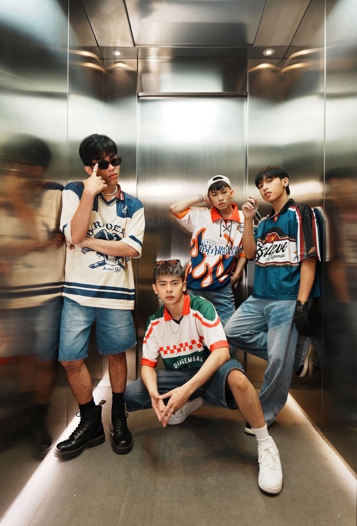 Boyband Galaxy luncurkan album debut Stay With Us dengan lagu berbahasa Inggris dan Indonesia.