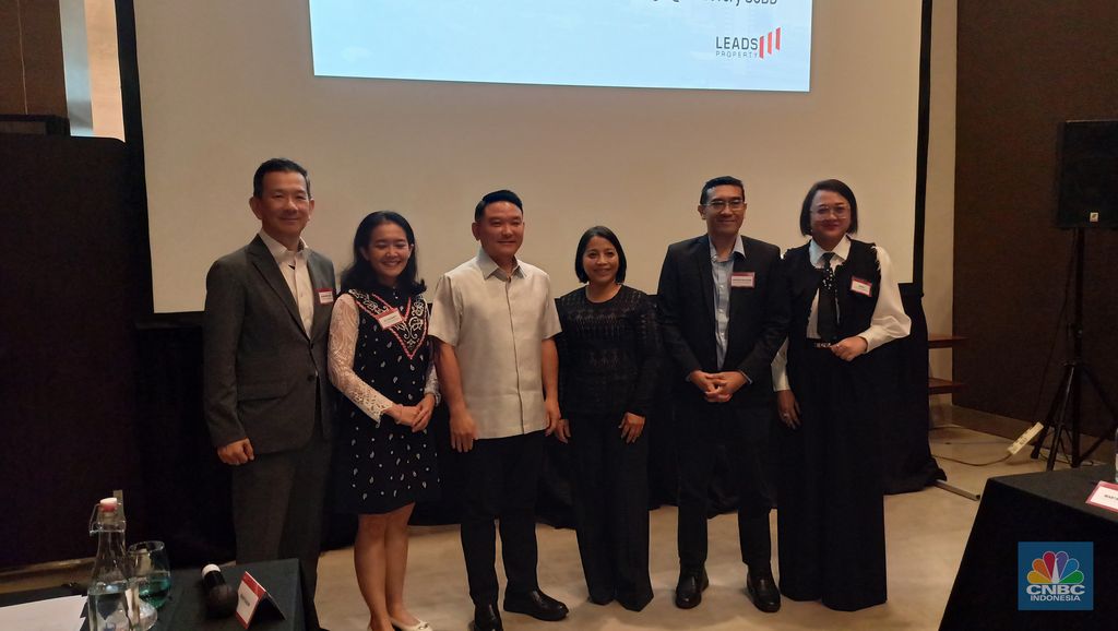 (Kiri-kanan) Co-Founder & Managing Director Leads Property Darsono Tan, Head of Industrial Services Leads Property Esti Susanti, Co-Founder & Chief Executive Officer Leads Property Hendra Hartono, (lima dari kiri) Associate Director Research & Consultancy Department Leads Property Martin Samuel Hutapea  dalam Tren Properti 2025 & Market Outlook 2025 Leads Property di SCBD, Kamis (20/11/2025). (CNBC Indonesia/Ferry Sandi)