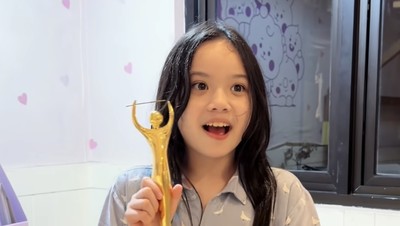 Yeay! Gempi Happy Terima Piala AMI Awards, Gading Marten Mau Nangis