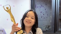 To God be all the glory. Bersyukur untuk anugrah ini, piala Artis Solo Anak-Anak Terbaik @amiawards 2025 untuk karya pertama Gempi dengan lagu AJAIB. AJAIB bukan cuma judul, tapi buat kami juga adalah gambaran tentang Gempi—keajaiban kecil yang Tuhan titipkan, yang terus tumbuh dengan hati yang ceria dan penuh cinta, no matter what, tulis Gisel dalam Instagram miliknya, hari ini. Foto: dok instagram Gisel dan Gading Marten