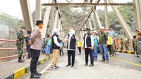 Khofifah meminta PU Bina Marga Jatim detail dalam melihat adanya potensi kerusakan Jembatan Gladak Perak untuk segera diperbaiki. Sebab, jembatan tersebut sangat penting dalam mobilitas warga sekitar.