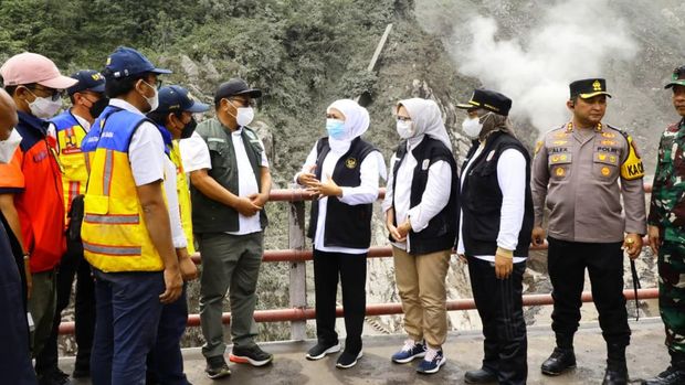 Gubernur Khofifah Indar Parawansa meninjau lokasi semburan Gunung Semeru