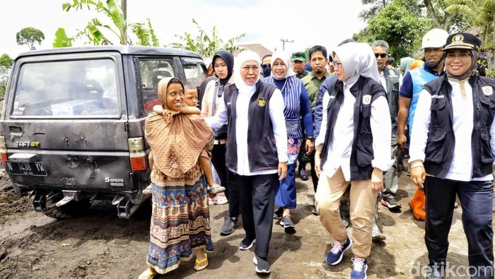Gubernur Khofifah Indar Parawansa meninjau lokasi semburan Gunung Semeru