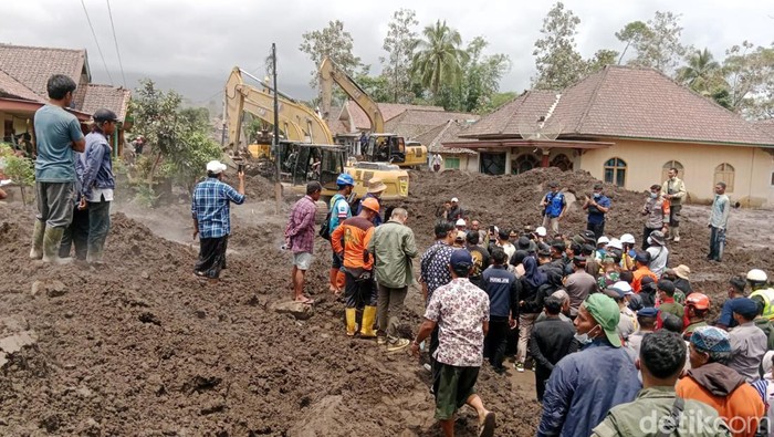 Gubernur Khofifah Indar Parawansa meninjau lokasi semburan Gunung Semeru
