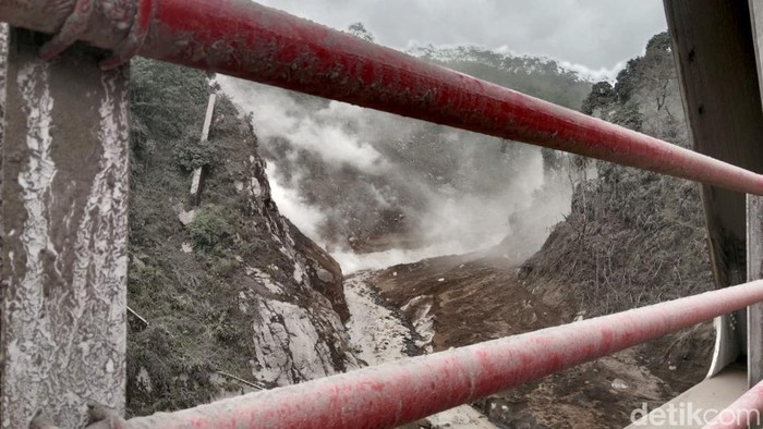 Gubernur Khofifah Indar Parawansa meninjau lokasi semburan Gunung Semeru