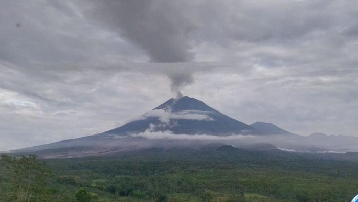 Gunung Semeru tercatat mengalami 25 kali gempa erupsi dan 32 kali gempa guguran selama enam jam terakhir pada Kamis (20/11/2025) pukul 00.00 hingga 06.00 WIB. ANTARA/HO-PVMBG