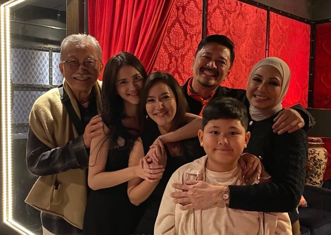 Keluarga juga turut hadir di perayaan ultah Leya. Sang bunda, Risma Nilawati, ayah Leya, Ferry Maryadi, serta ibu sambung Leya, Deswita Maharani, turut hadir dan berpose bersama. Foto: Instagram/@harleyavaprincy