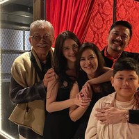 Keluarga juga turut hadir di perayaan ultah Leya. Sang bunda, Risma Nilawati, ayah Leya, Ferry Maryadi, serta ibu sambung Leya, Deswita Maharani, turut hadir dan berpose bersama. Foto: Instagram/@harleyavaprincy