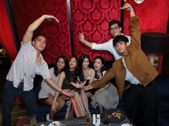 Lawan main Leya di film Rangga & Cinta, El Putra juga turut hadir. El memilih kenakan kemeja putih dipadukan dengan celana panjang. Foto: Instagram/@harleyavaprincy