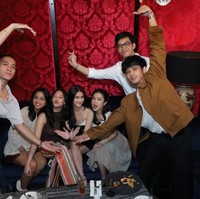 Lawan main Leya di film Rangga & Cinta, El Putra juga turut hadir. El memilih kenakan kemeja putih dipadukan dengan celana panjang. Foto: Instagram/@harleyavaprincy