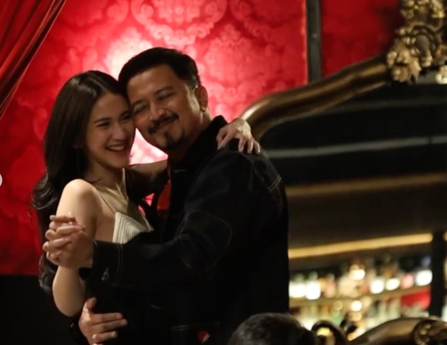 Memang memiliki hubungan dekat, Leya juga sempat berdansa dengan sang ayah. Momen manis tersebut diunggah Ferry ke akun Instagramnya. Foto: Instagram/@harleyavaprincy